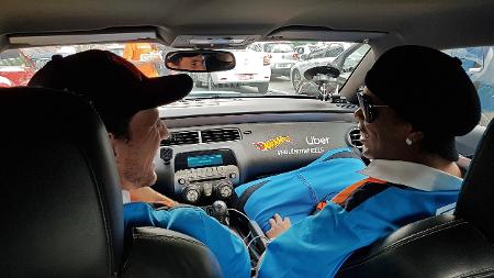 Rolê aleatório: Ronaldinho Gaúcho ganha Aston Martin de sheik