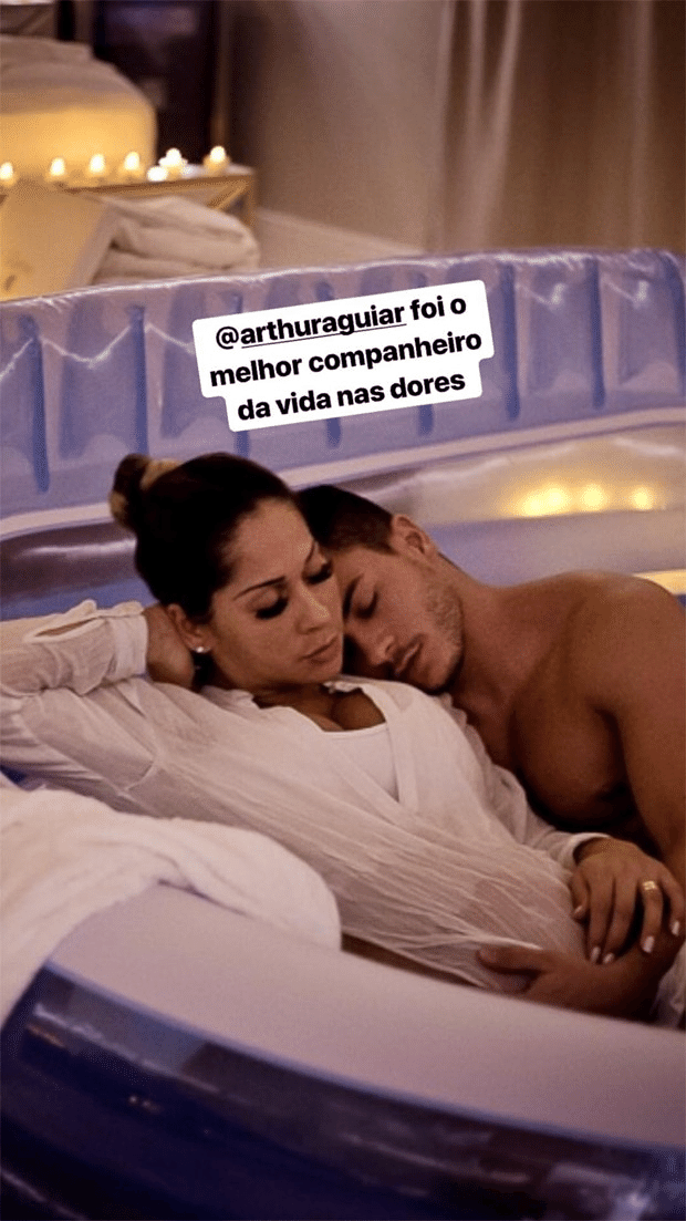 Mayra Cardi e Arthur Aguiar posam juntos no parto da filha do casal, Sophia - Reprodução/Instagram/mayracardi