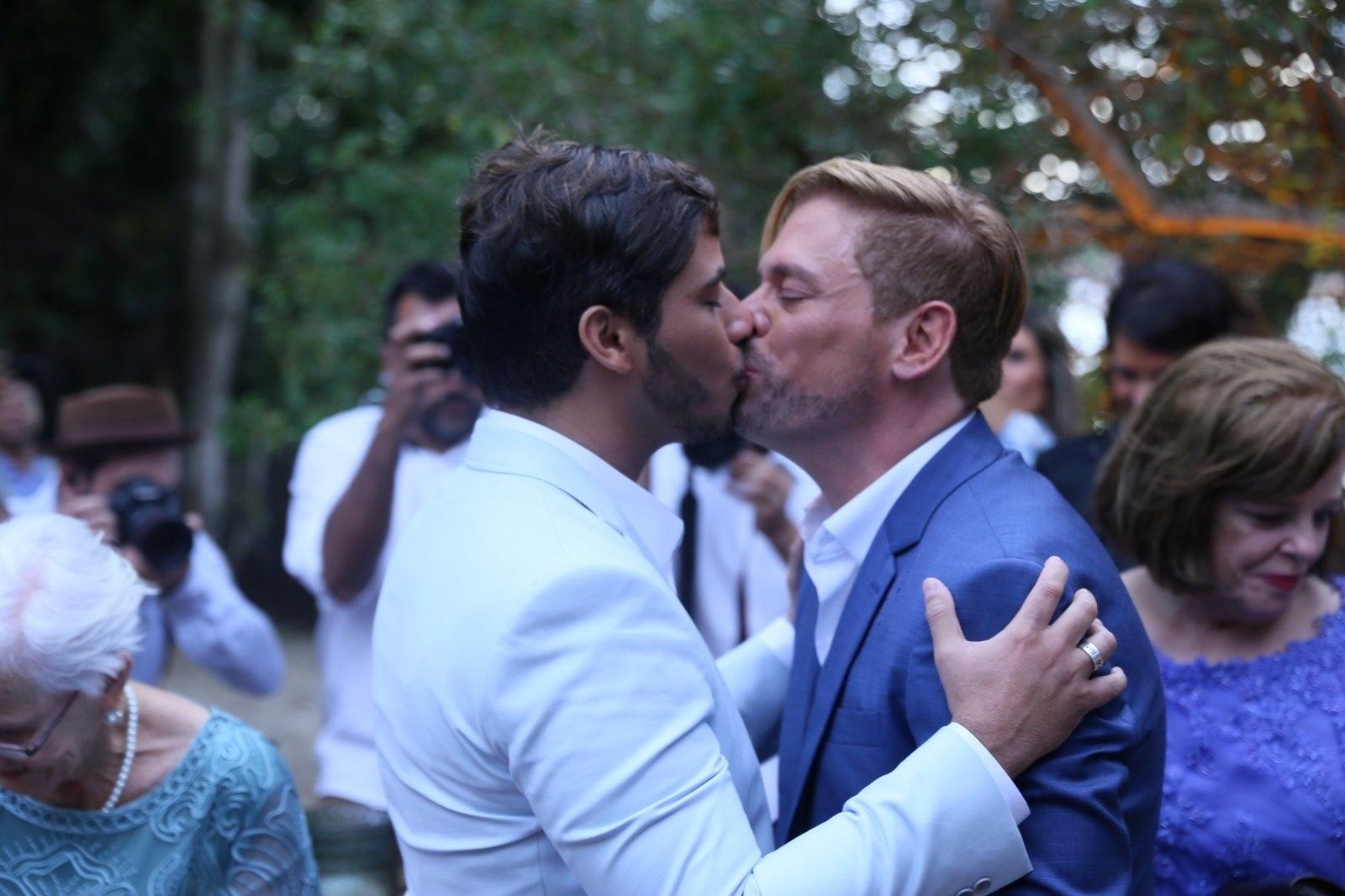 Bruno Chateaubriand e o auditor Diego Bocca se casaram ontem em Búzios - Anderson Borde/Ag.News