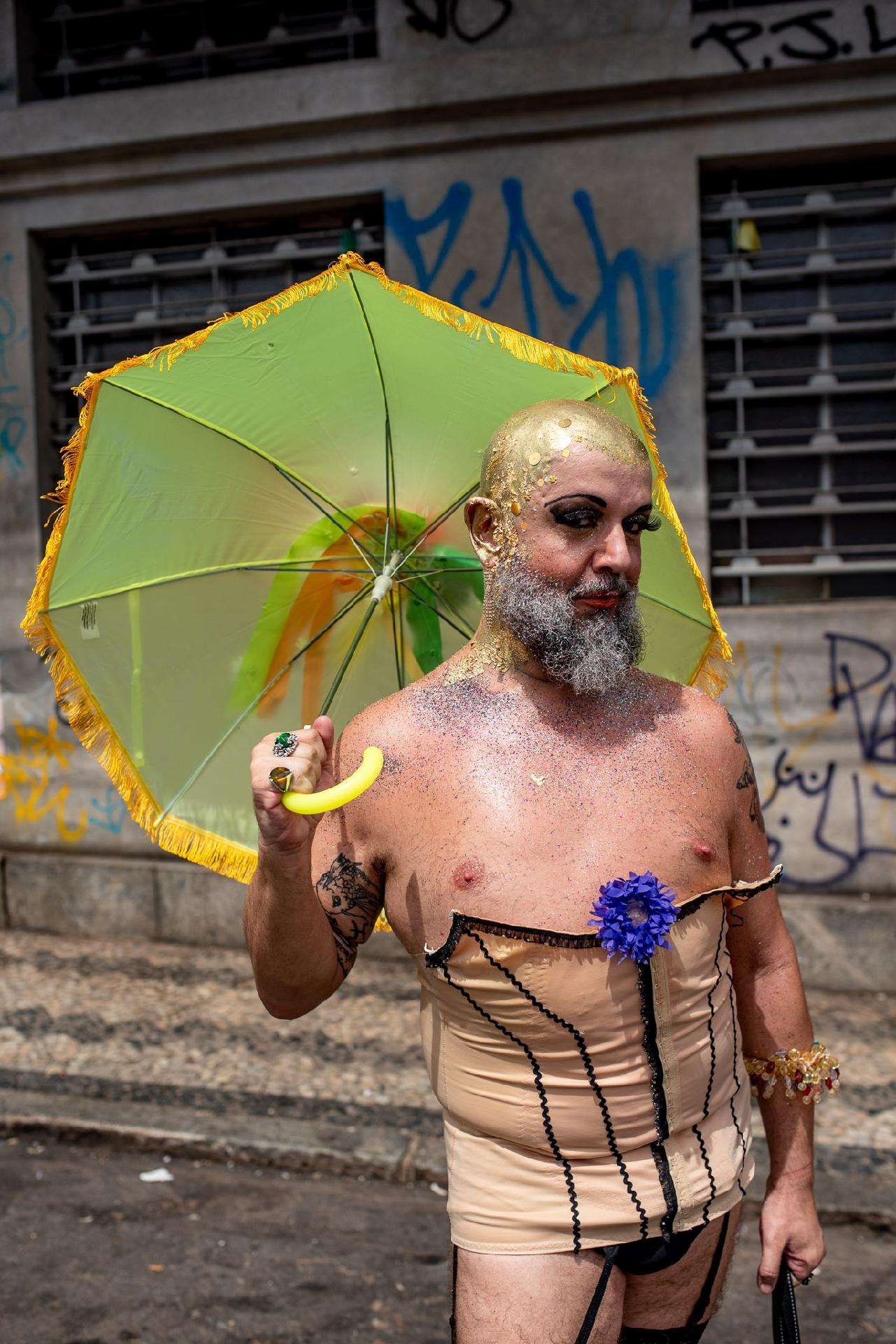 A Corte Devassa, um dos blocos mais tradicionais de Belo Horizonte, arrastou uma multidão de foliões no bairro Floresta nesta segunda (4) - Nereu Jr/UOL