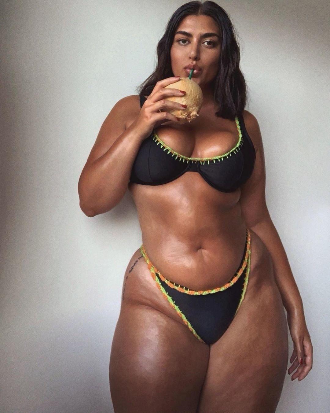 Resultado de imagem para Modelo plus size russa radicada na Irlanda, Irena DrÃ©zi