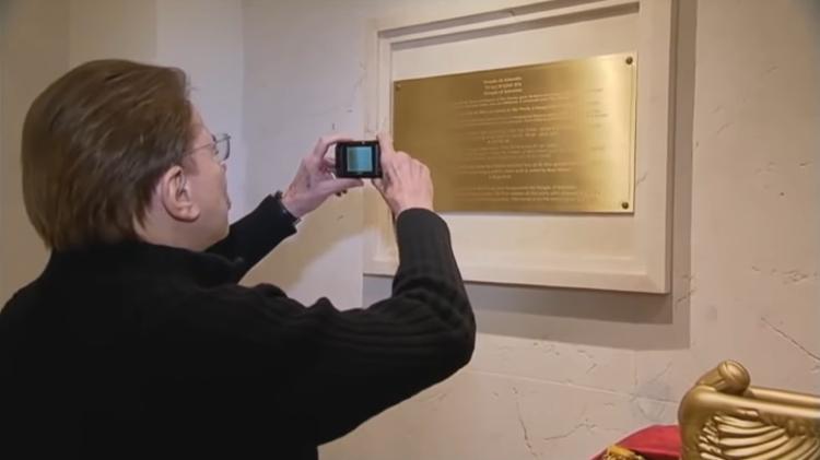 Silvio Santos fotografa o Templo de Salomão - Reprodução/Record - Reprodução/Record