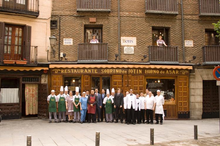 Equipe do Botín na frente do restaurante, que fica perto da Plaza Mayor, em Madri