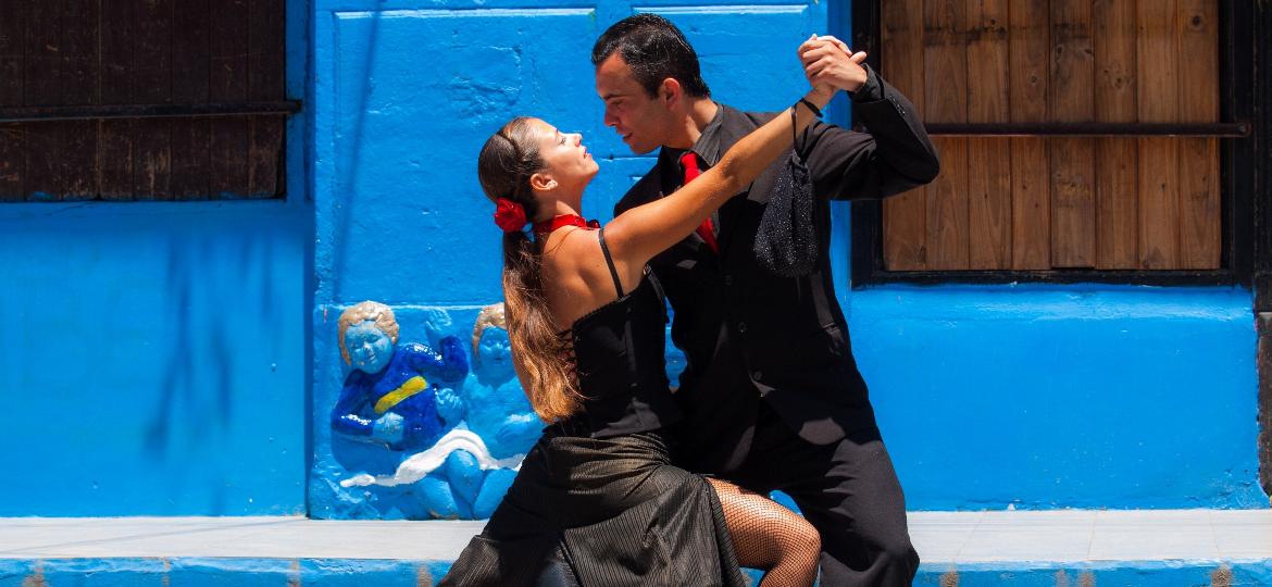Casal dança tango na rua no Caminito, em Buenos Aires - iStock