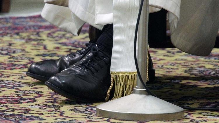 Detalhes dos sapatos pretos usados pelo papa Francisco - pinterest.com - pinterest.com