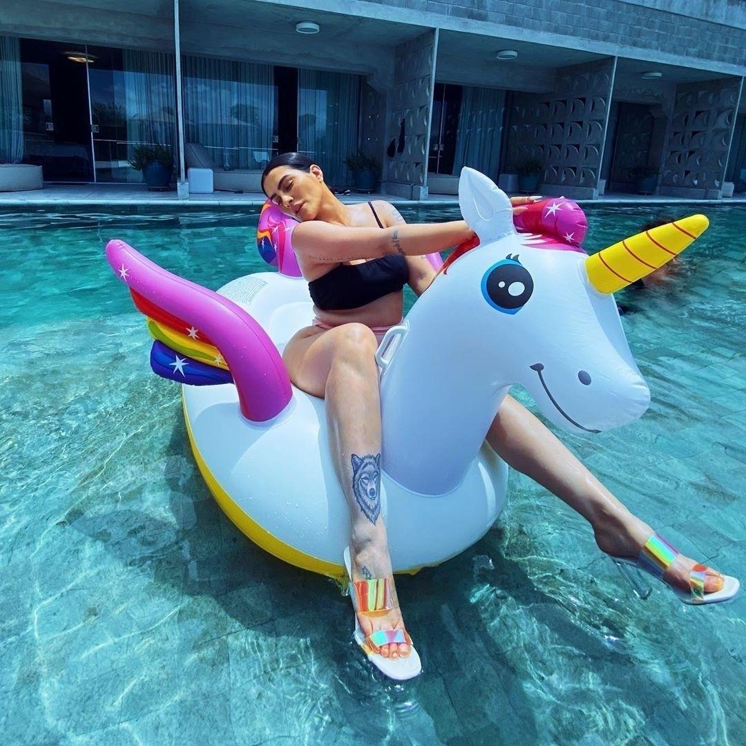 Cleo se diverte em uma piscina durante suas férias em Angra dos Reis, - Reprodução/Instagram