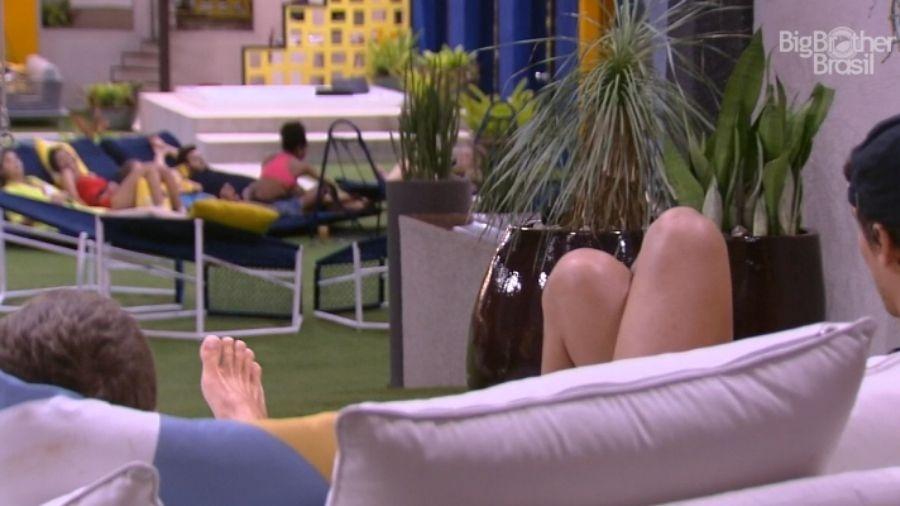 BBB 20: Felipe e Lucas observando os brothers -  Reprodução/Globoplay