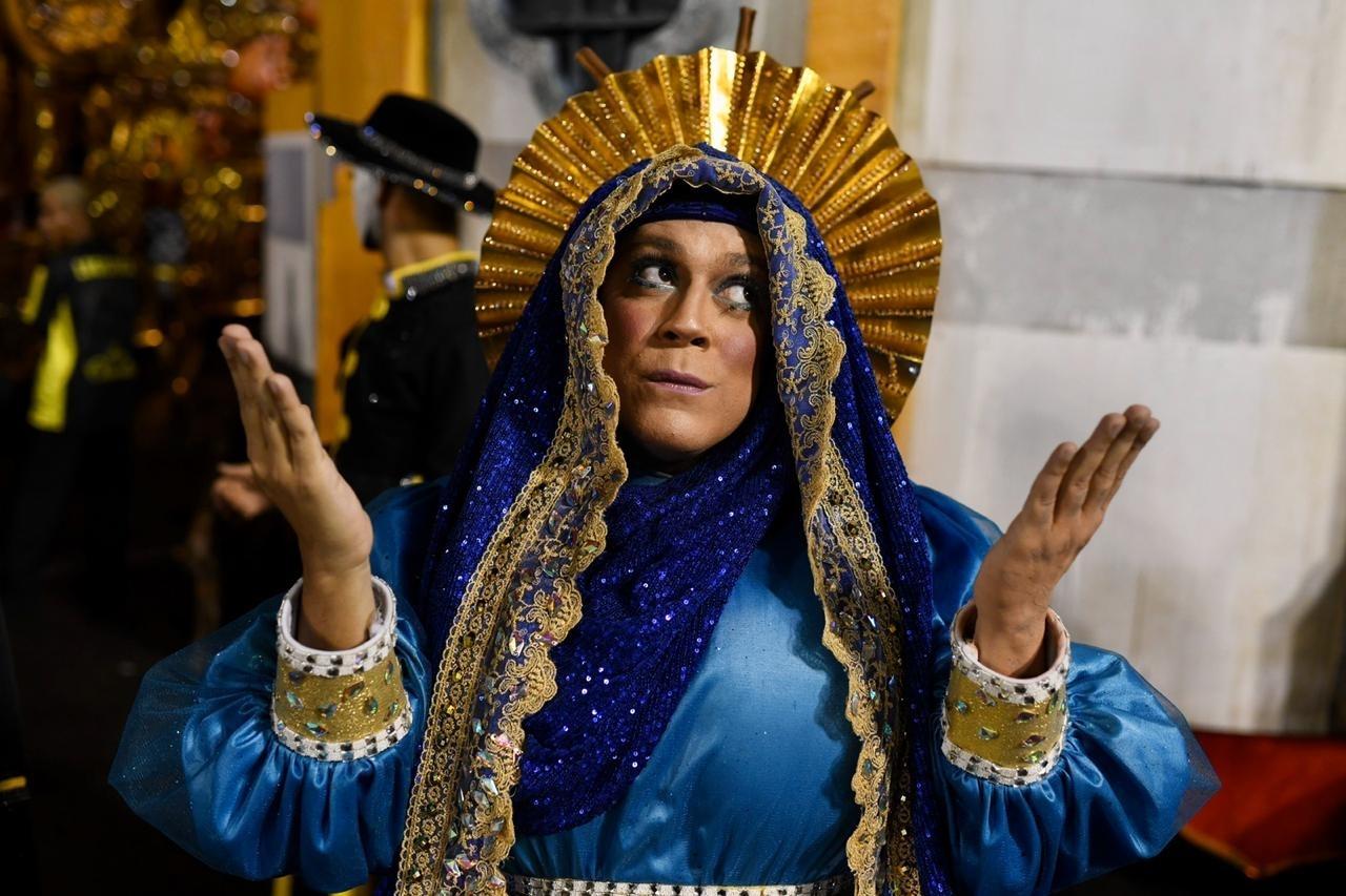 São Clemente se prepara para abrir a segunda noite de desfiles na Sapucaí - Lucas Landau/UOL