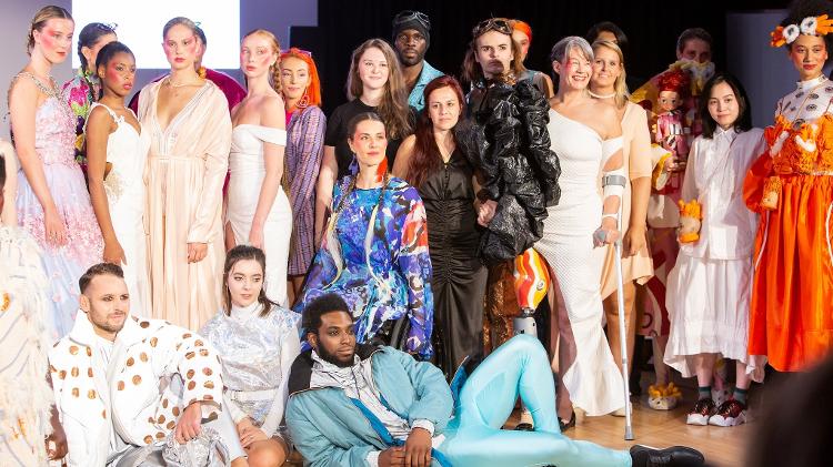 Em um desfile de sua grife, com os modelos - Arquivo Pessoal