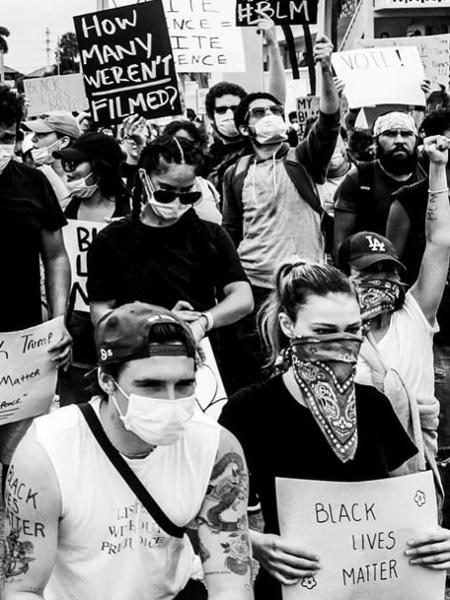 Brooklyn Beckham e a namorada Nicola Peltz em protesto do Black Lives Matter - REPRODUÇÃO/INSTAGRAM