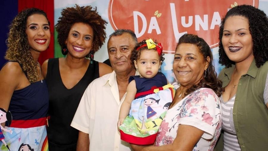 Anielle e Marielle Franco em foto com os pais e as filhas Mariah e Luyara - Arquivo Pessoal