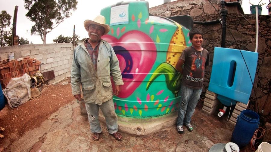 Família mexicana posa ao lado de estrutura de cisterna instalada pelo projeto Isla Urbana - Divulgação