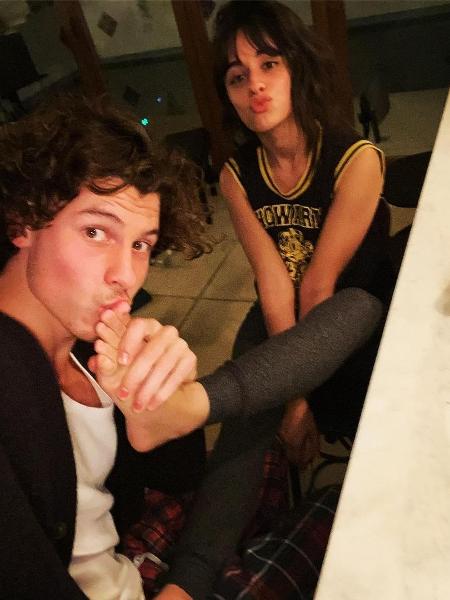 Shawn Mendes beija pé de Camila Cabello - Reprodução/Instagram