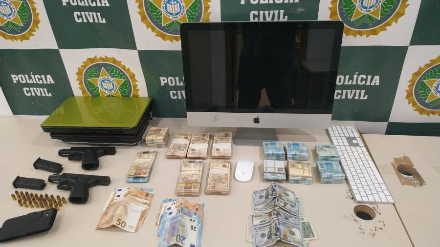 Polícia apreende armas e dinheiro em epécie na casa de Belo - Divulgação/Polícia Civil do RJ