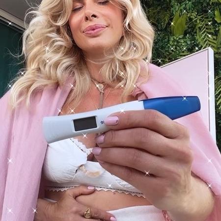 Karina Bacchi confunde fãs com teste de gravidez - Reprodução/Instagram