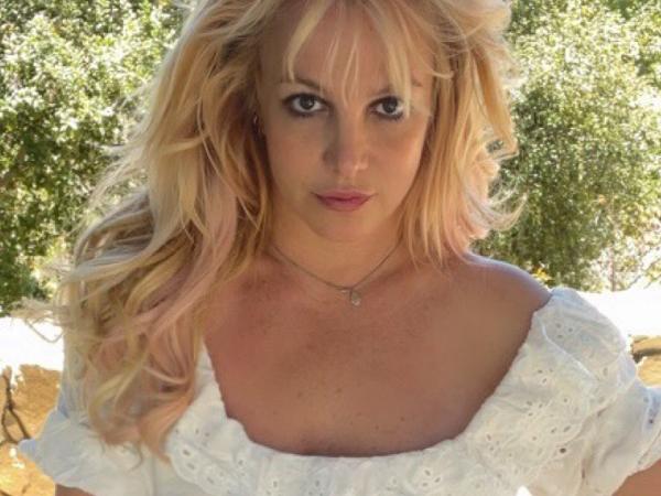 Após se livrar da tutela do pai, Britney Spears anuncia que está grávida do 3º filho