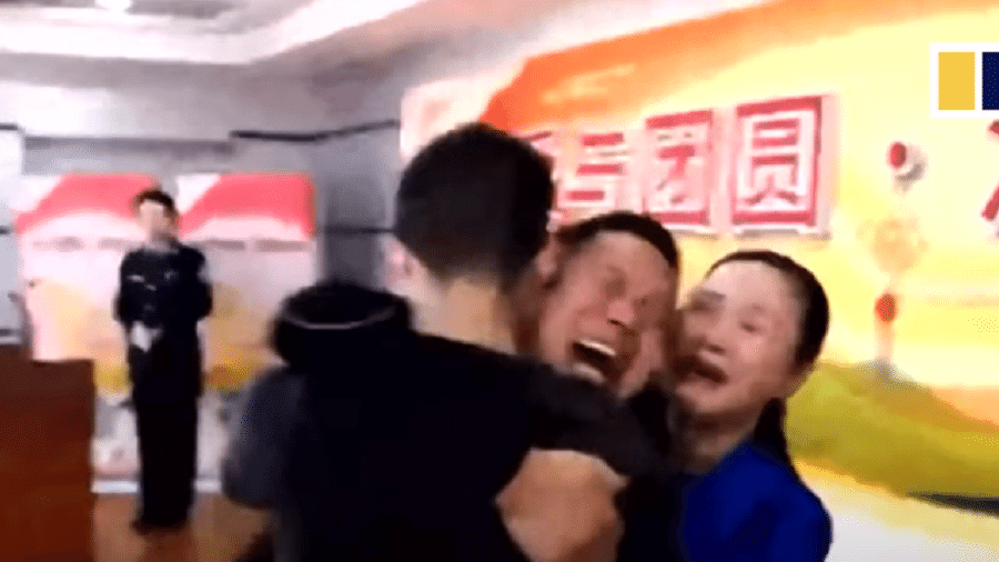 Pais reencontram filho sequestrado após 14 anos na China - Reprodução/YouTube/South China Morning Post