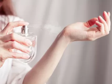 Atrás do joelho e até no cabelo: veja dicas para fazer o perfume durar mais