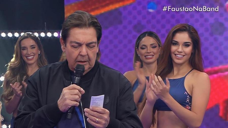 Fausto Silva entre as bailarinas Caroline Alves e Juliana Acácio  - Reprodução/Instagram