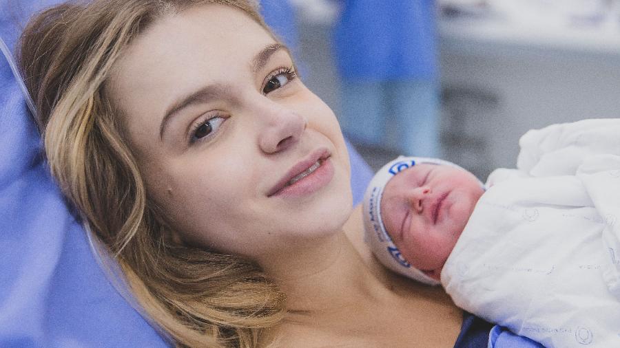 Isa Scherer posa com um dos gêmeos um dia após o nascimento - Hanna Rocha