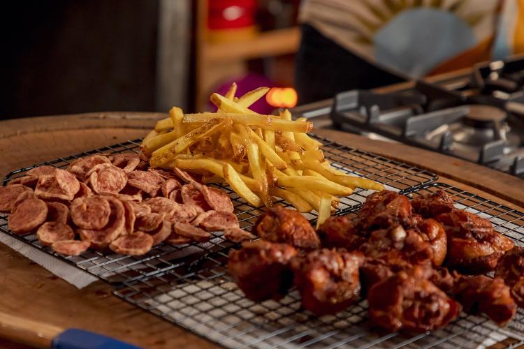 Batata de Marechal com frango frito e calabresa frita - Mariana Pekin/UOL - Mariana Pekin/UOL