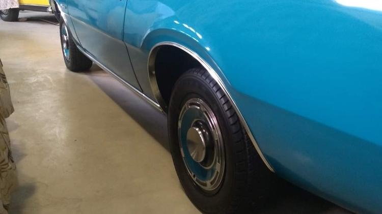 Ford Maverick 1975 azul mantém cerca de 30 mil km no hodômetro e divide espaço em coleção dedicada ao Corcel