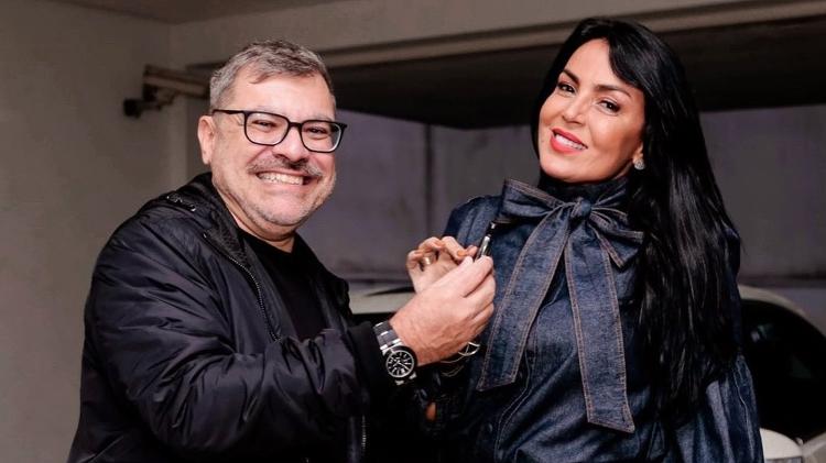 Gardênia recebe chave do último Mercedes de Hebe de Marcello Camargo, filho da apresentadora