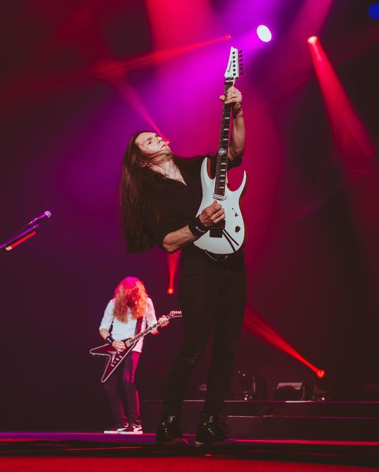 O guitarrista Teemu Mäntysaari substituiu Kiko Loureiro no Megadeth