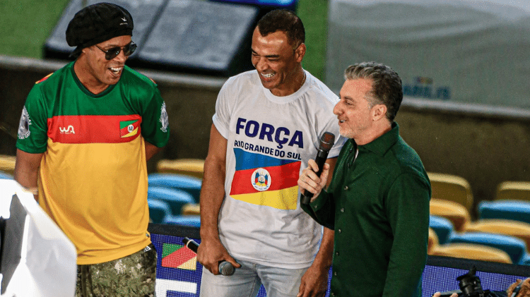Ronaldinho Gaúcho e Cafu marcam presença no Futebol Solidário do Domingão