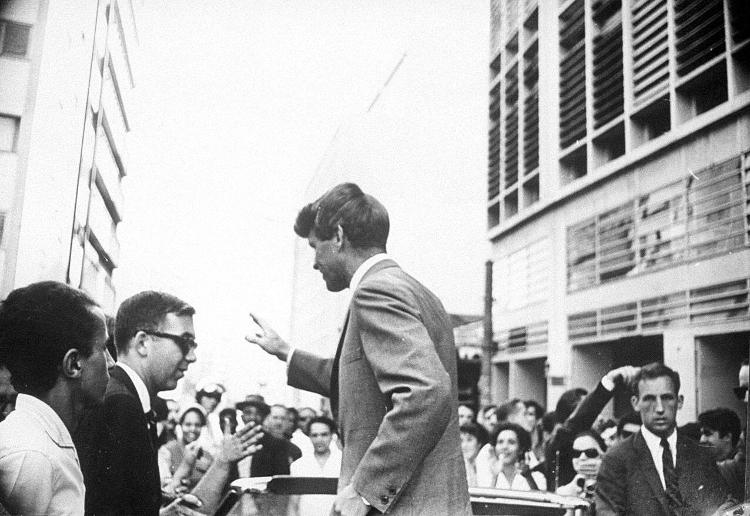 Robert Kennedy acena, de cima de automóvel, para multidão, em frente ao Hotel Jaraguá