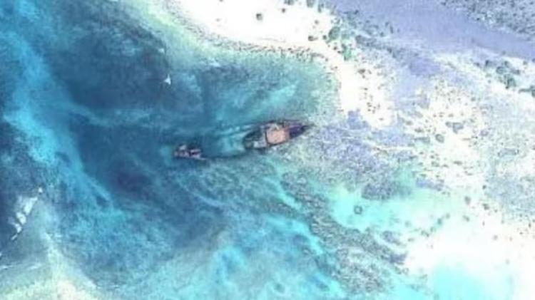 Abandonado na costa da ilha, o navio ainda pode ser visto nas imagens do Google Earth