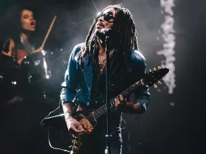 Lenny Kravitz celebra espiritualidade em show correto e de muitos acertos