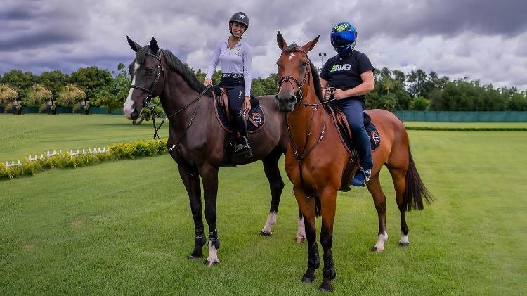Magnata se apresenta como Júnior e só aparece publicamente usando um capacete, contribuindo para sua popularidade Magnata se apresenta como Júnior e só aparece publicamente usando um capacete, contribuindo para sua popularidade