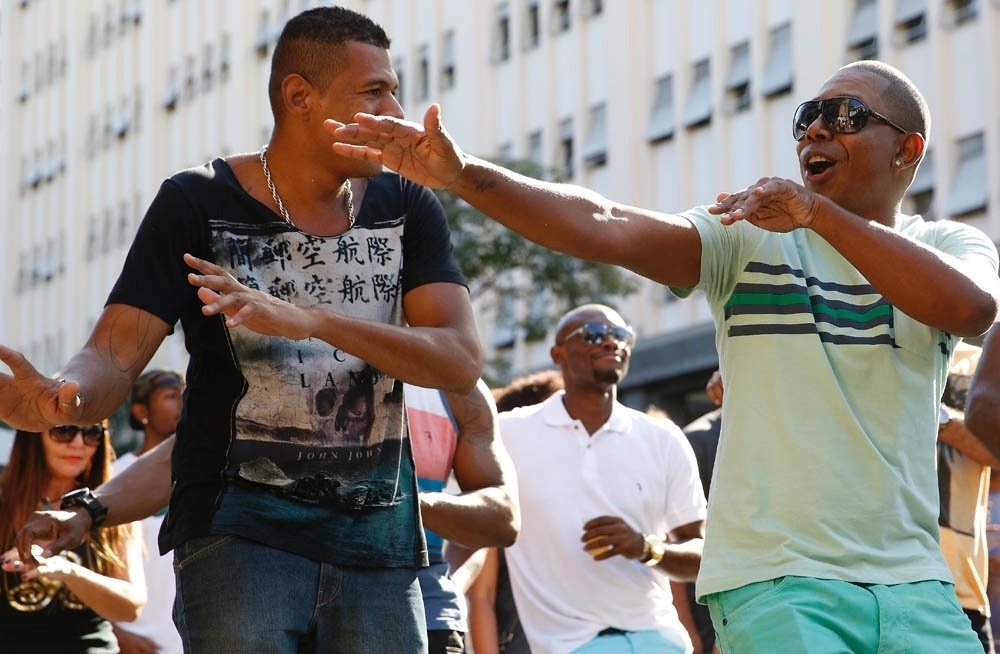 29.ago.2015 - Na tarde deste sábado o Tribunal de Justiça do Rio promove um baile charme em frente a sede no centro da cidade. - Marcos Pinto/UOL