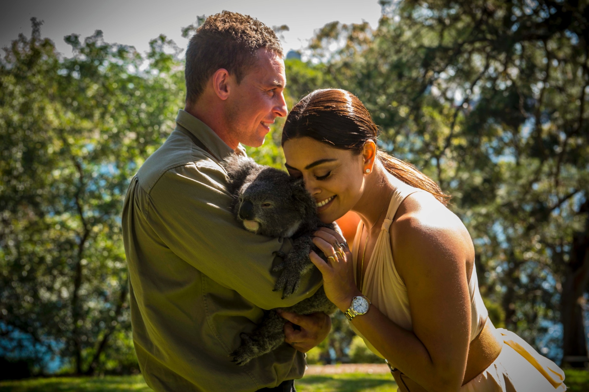 Juliana Paes, que aparece na foto com um coala, fala da boa recepção dos australianos. "Sempre ouvi falar muito bem da Austrália. As pessoas são muito gentis e o clima é maravilhoso", elogia a atriz - Globo/Divulgação