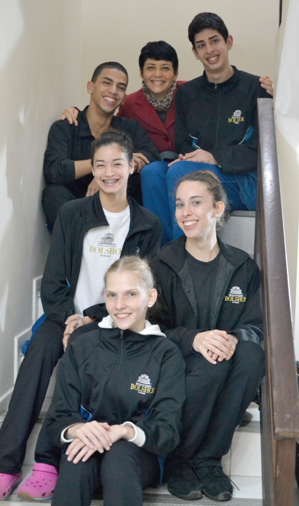 Por amor à filha caçula, que passou na primeira seleção feita pelo Bolshoi de SC fora do Brasil, Cristina Aguilar se demitiu do emprego onde trabalhava há 25 anos e deixou três filhos adultos no Paraguai. "Fico de olho em todos, estabeleço limites e converso muito. A cada problema, é uma solução, uma experiência diferente", diz a mãe social (de vermelho) - Manuela Schneider/Bolshoi