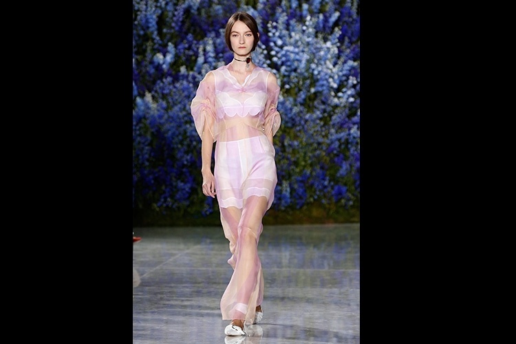 Vestido com transparência lavanda Dior na Semana de Moda de Paris - AFP