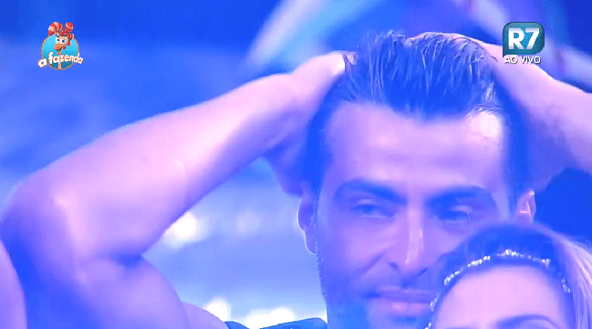 6.nov.2015 - JP não escondeu a saudade de Li Martins - Reprodução/Record