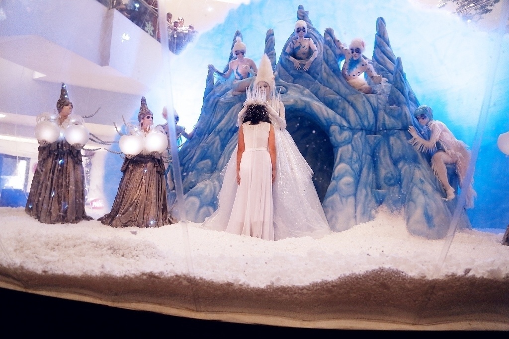 Até dia 17 de dezembro, 13 artistas, entre bailarinos, cantores, atores e acrobatas, apresentam o espetáculo "Polaris. Um Sonho de Natal", em cenário com neve e montanha. O espetáculo de Natal tem sessões gratuitas todas as quartas e quintas-feiras, às 20h30, no Shopping Palladium (avenida Presidente Kennedy, 4121, Portão). - Divulgação