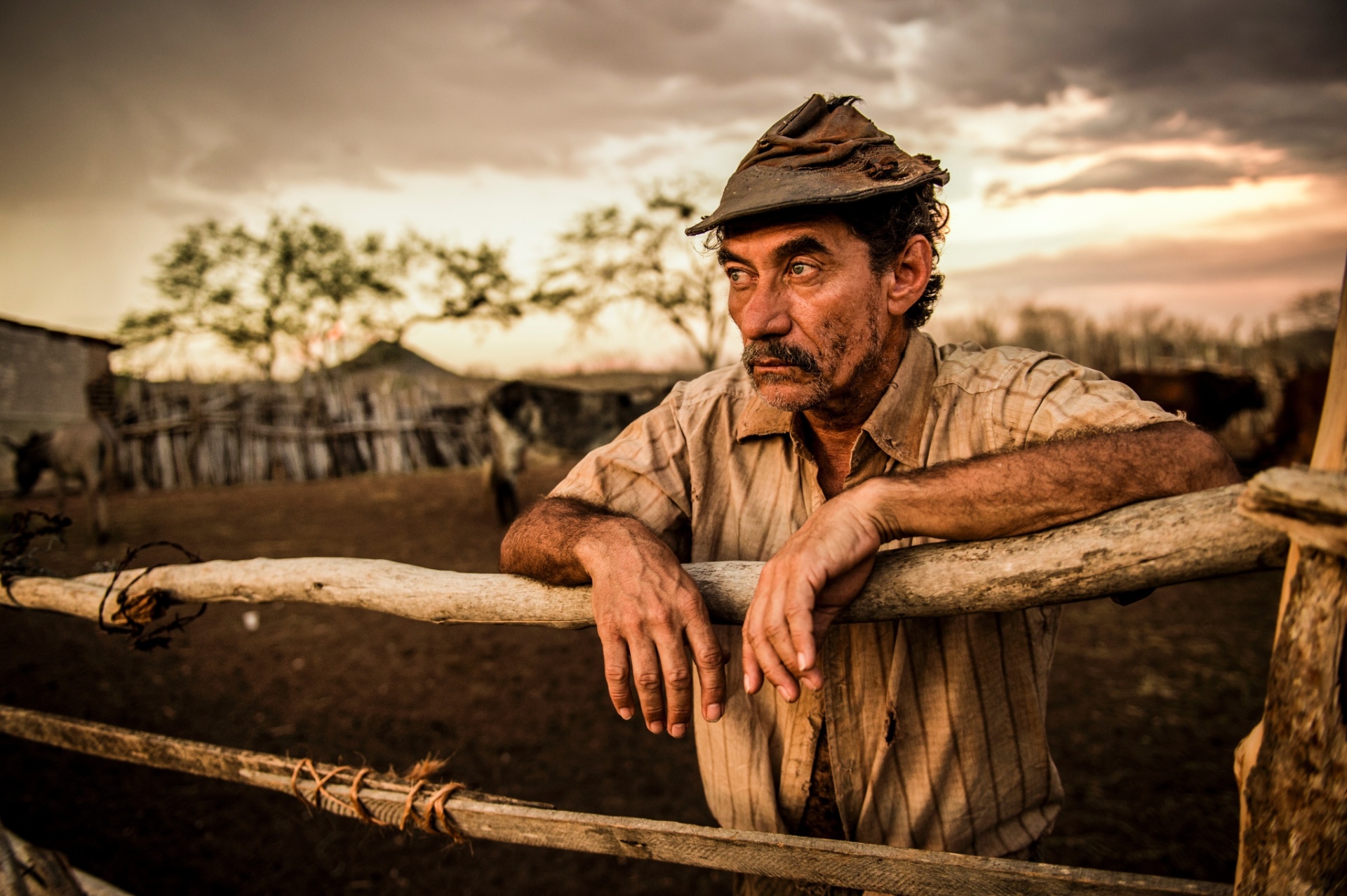 Chico Diaz, que interpretará o personagem Belmiro, em gravação da novela "Velho Chico" no interior de Alagoas. A trama tem previsão de ir ao ar a partir de 14 de março, no lugar de "A Regra do Jogo" - Globo/Caiuá Franco