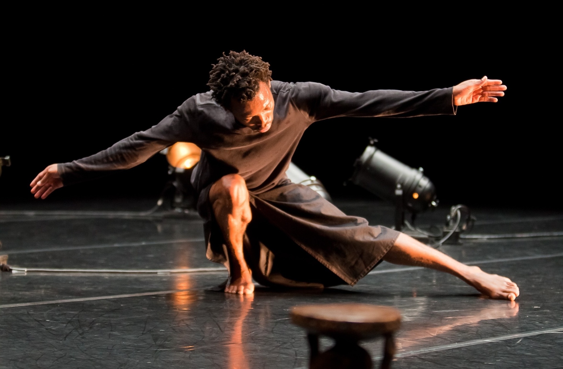 Faustin Linyekula traz do Congo o seu Studios Kabako para apresentar a coreografia "A Carga", inspirada na história congolesa - Agathe Poupenay