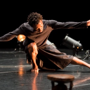 Faustin Linyekula traz do Congo o seu Studios Kabako para apresentar a coreografia "A Carga", inspirada na história congolesa - Agathe Poupenay