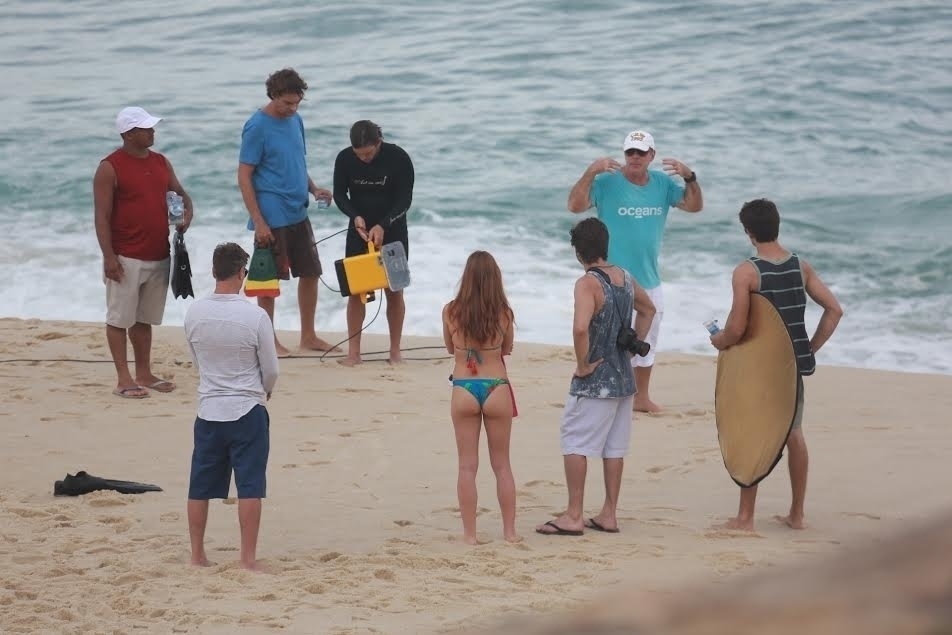 17.fev.2016 - Marina Ruy Barbosa, Fábio Assunção e Daniel Rocha participaram das gravações de "Totalmente Demais" na praia da Macumba, no Rio. Na novela, Elisa se afoga e é salva por Arthur - Dilson Silva/AgNews