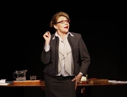 Tania Bondezan em cena da peça "Como ter sexo a vida toda com a mesma pessoa" - Divulgação