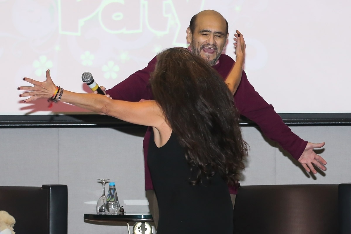 14.mai.2016 - Ana Lilian de la Macorra corre para dar um abraço no seu colega Edgar Vivar. Os intérpretes de Paty e Seu Barriga na série "Chaves" não se encontravam há vários anos - Manuela Scarpa/Brazil News