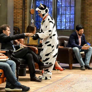 shark tank brasil: Vestida de vaca, participante entrega o adubo chamado "Bosta em Lata" para os empresários - Divulgação/Canal Sony - Divulgação/Canal Sony