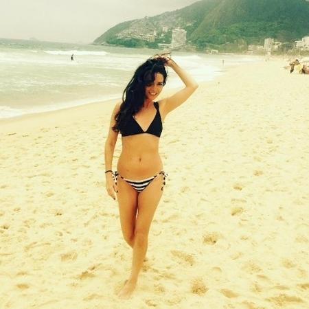 Claudia Ohana posta foto em que aparece de biquíni na praia - Reprodução/Instagram/@ohanareal