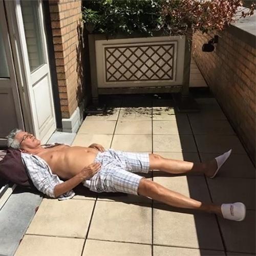 Gente como a gente! Em em momento relax, Caetano Veloso apareceu tomando sol de bermuda e chinelo na varanda de um hotel na Bélgica, - Reprodução/Instagram/paulalavigne