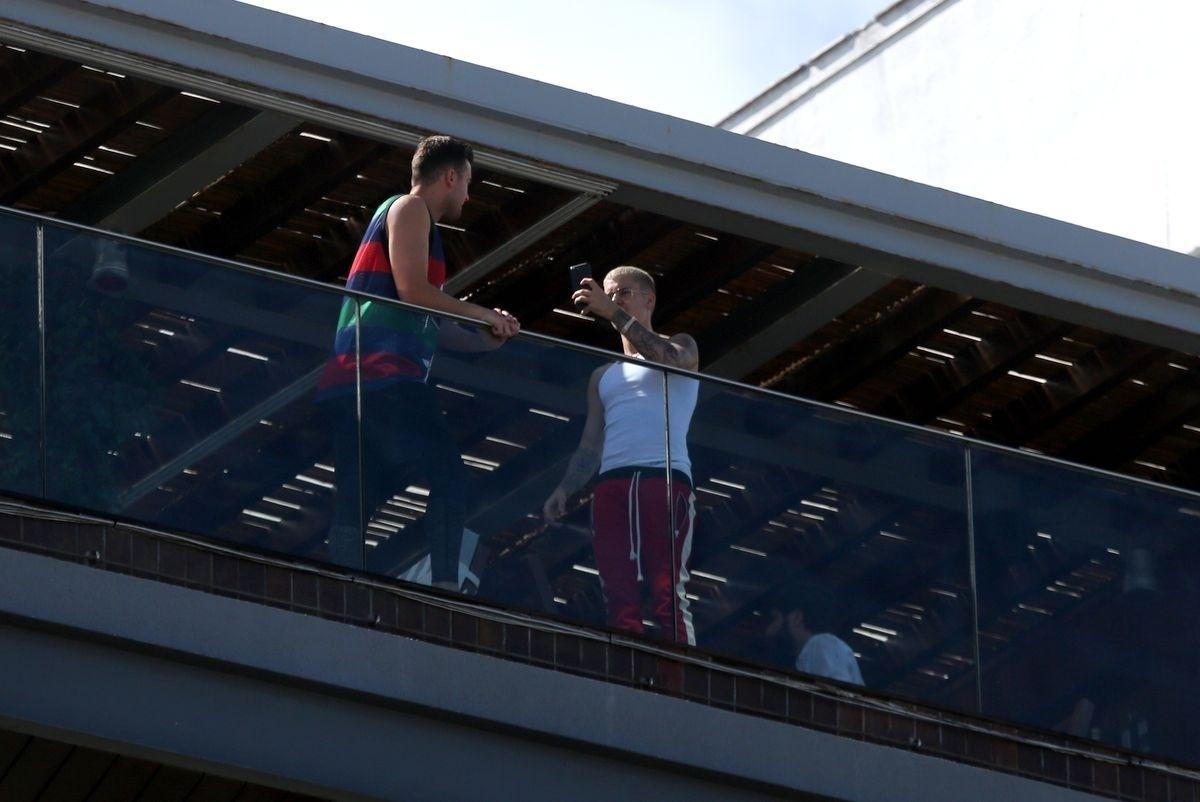 Em seu primeiro dia no Brasil, Justin Bieber aproveitou para fazer selfies na fachada do hotel em que está hospedado, no Rio de Janeiro - André Freitas/AgNews
