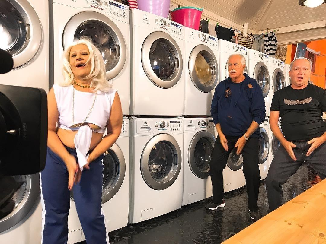 Thierry Klotzel interpreta Anitta em versão do clipe "Paradinha" para o quadro "Os Velhinhos se Divertem", do "Programa Silvio Santos" - Divulgação/SBT